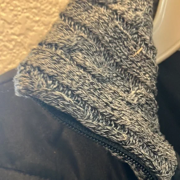 FINAL MARKDOWN Indigo puffer vest medium - Picture 3 of 6